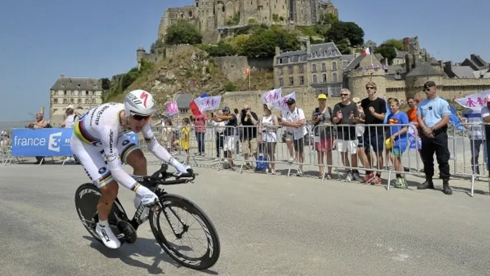 Martin marca el tercer mejor crono en la historia del Tour