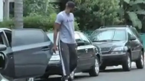 Lamar Odom aventó equipo fotográfico de paparazzis
