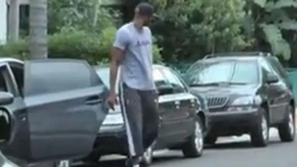 Lamar Odom aventó equipo fotográfico de paparazzis
