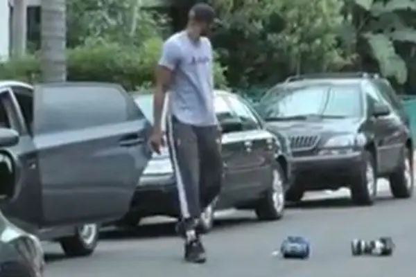 Lamar Odom aventó equipo fotográfico de paparazzis