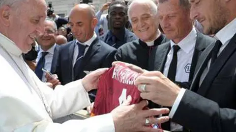 Papa Francisco recibe playeras del Lazio y Roma