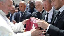 Papa Francisco recibe playeras del Lazio y Roma