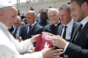 Papa Francisco recibe playeras del Lazio y Roma