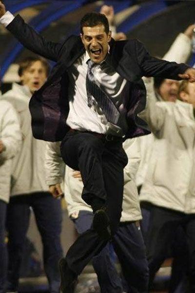 Slaven Bilic brincó de felicidad, en 2008, cuando su equipo tenía esperanzas de clasificar en la Eurocopa | ESPECIAL