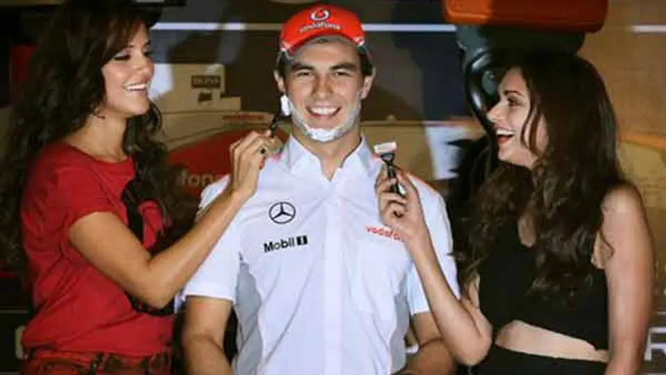 A 'Checo' Pérez le 'hacen la barba' en GP de India