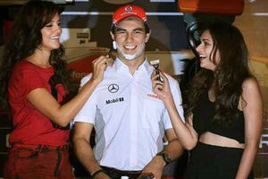 A 'Checo' Pérez le 'hacen la barba' en GP de India