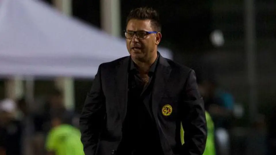 Mohamed alza la mano para dirigir a Rayados