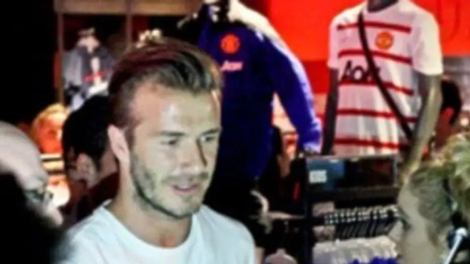Beckham vuelve al Manchester United... a comprar playera