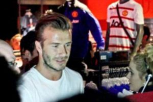 Beckham vuelve al Manchester United... a comprar playera