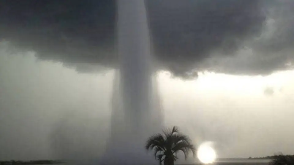 Captan impresionante tromba marina en Tampa Bay