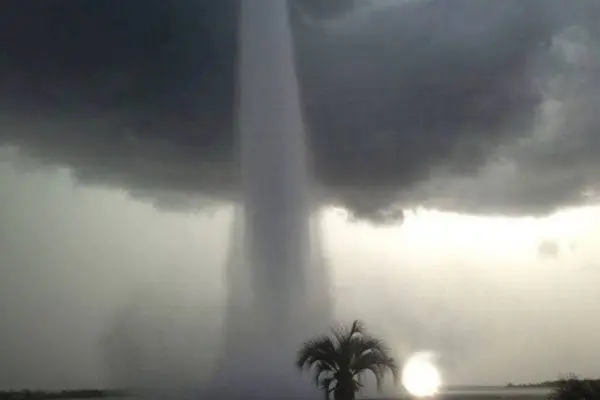 Captan impresionante tromba marina en Tampa Bay
