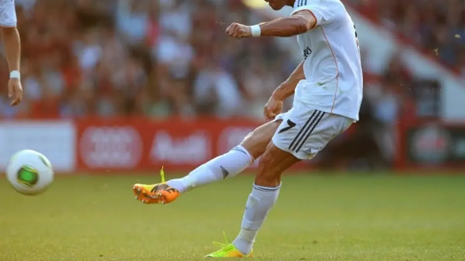 Cristiano Ronaldo le rompe la muñeca a un niño