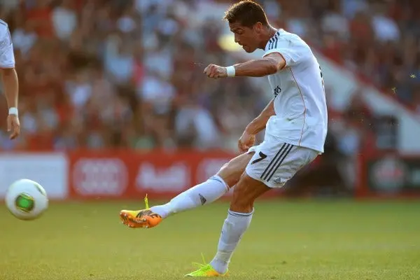 Cristiano Ronaldo le rompe la muñeca a un niño