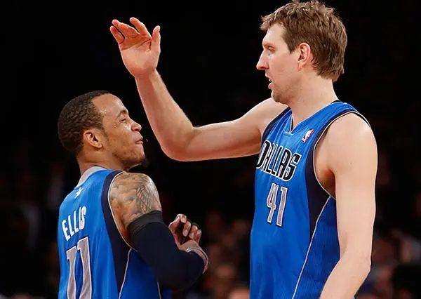 Mavericks logra sufrido triunfo contra Knicks
