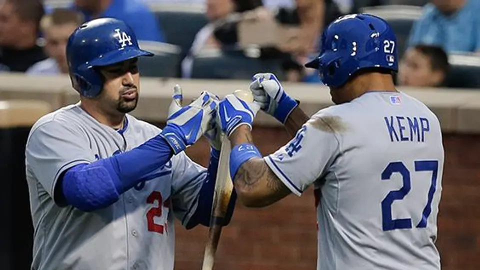 Adrián González logra jonrón por tercer juego al hilo