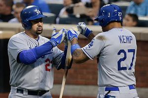 Adrián González logra jonrón por tercer juego al hilo