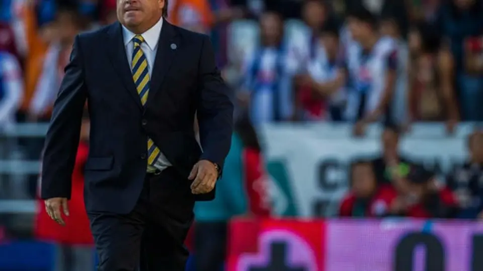 Piojo Herera sale 'bañado' y molesto tras partido en Pachuca