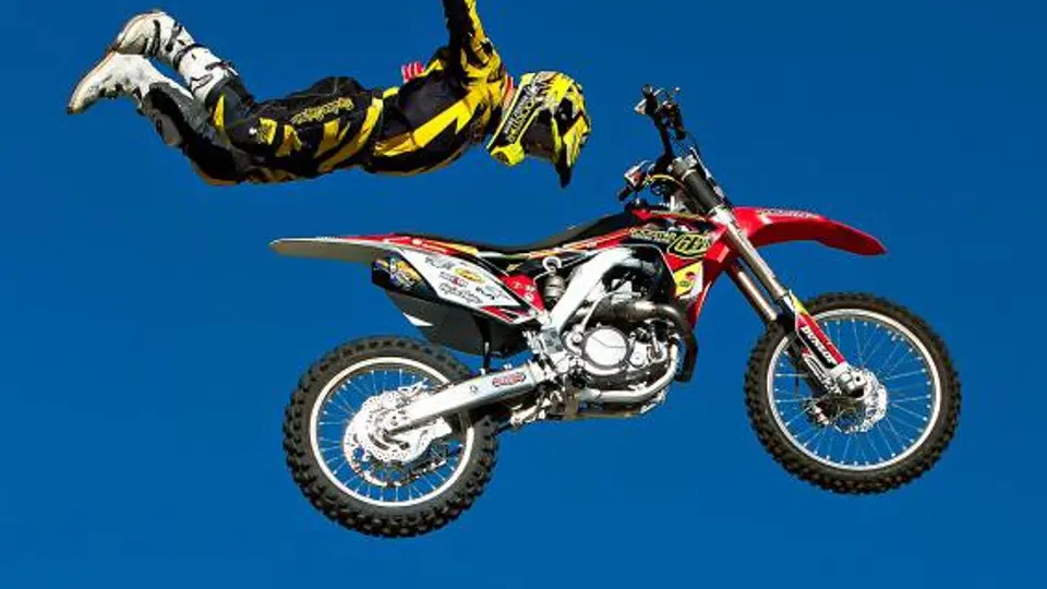 Riders 'recorren' el DF previo al Red Bull X Fighters