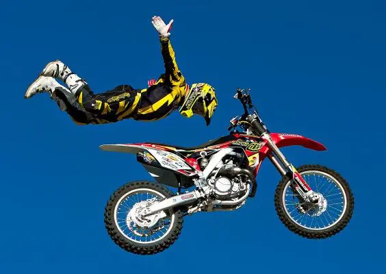 Riders 'recorren' el DF previo al Red Bull X Fighters