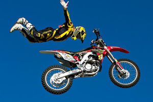 Riders 'recorren' el DF previo al Red Bull X Fighters