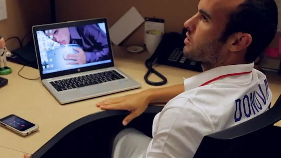 Landon Donovan vive el Mundial en la oficina