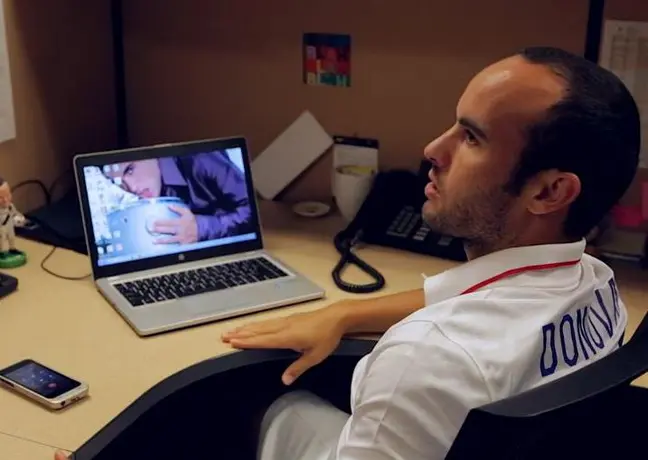 Landon Donovan vive el Mundial en la oficina
