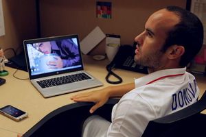Landon Donovan vive el Mundial en la oficina