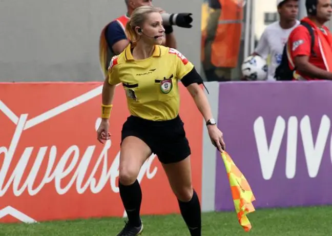 Suspensión a bella juez de línea causa polémica en Brasil