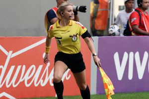 Suspensión a bella juez de línea causa polémica en Brasil