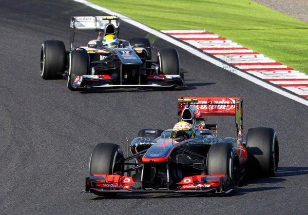 El auto de Esteban tras el de Checo Pérez | AP