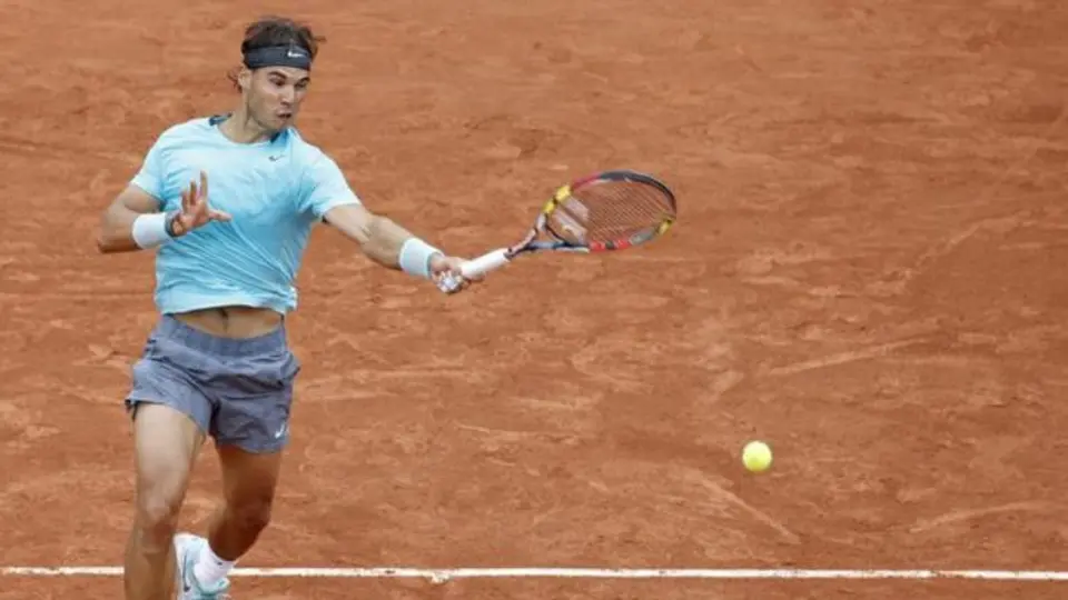 Nadal luce imponente en su debut en Roland Garros