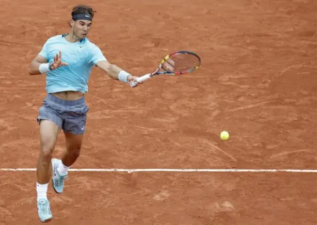 Nadal luce imponente en su debut en Roland Garros