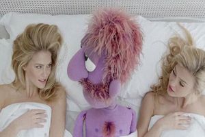 Bar Refaeli, 'muñeca prohibida'