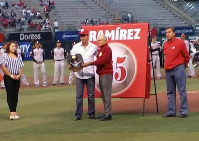 Diablos retira número de Roberto 'Metralleta' Ramírez
