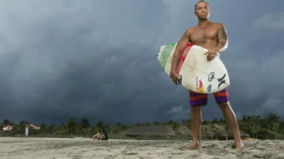Carlos Nogales desafía las olas de Puerto Escondido