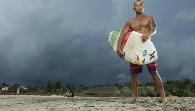 Carlos Nogales desafía las olas de Puerto Escondido