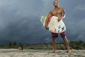 Carlos Nogales desafía las olas de Puerto Escondido