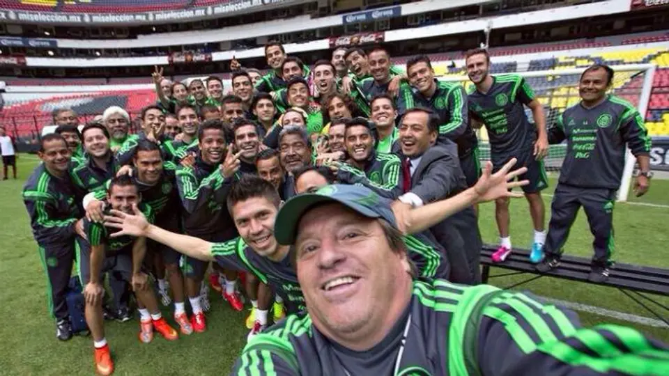 Miguel Herrera presume selfie con el Tri