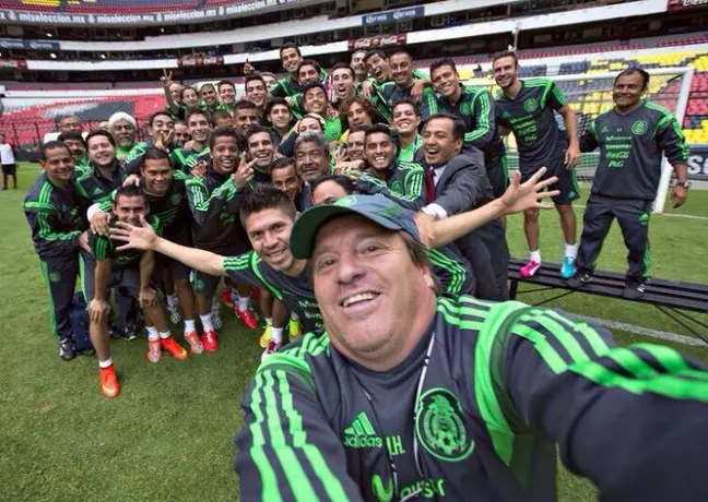 Miguel Herrera presume selfie con el Tri