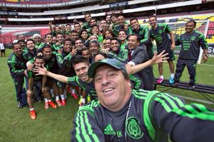 Miguel Herrera presume selfie con el Tri