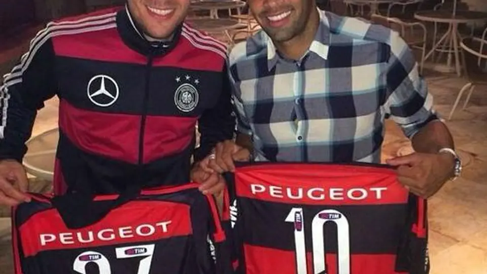 Podolski posa con camiseta del Flamengo