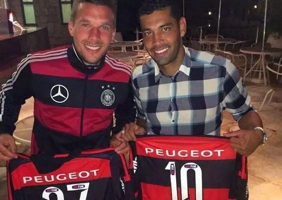 Podolski posa con camiseta del Flamengo
