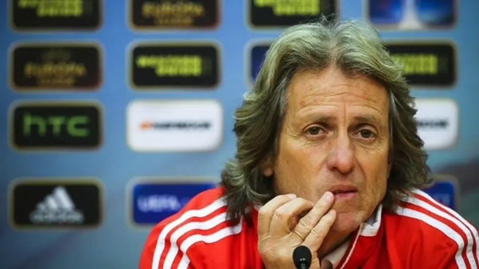 Benfica renueva a Jorge Jesús pese a malos resultados