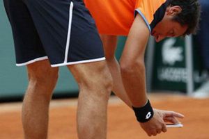 Tenista toma foto para demostrar error arbitral en una jugada