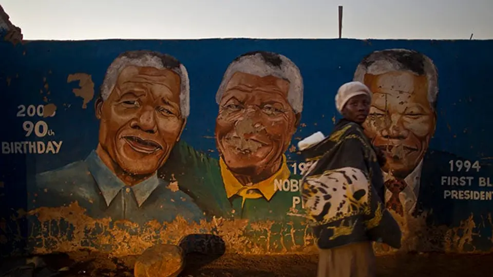 Jugadores y público de la Confederaciones envían apoyo a Mandela