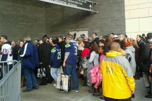 'Marea' naranja y de Halcones Marinos invaden Nueva York