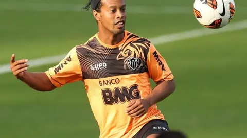 Ronaldinho, interesado en retirarse en el PSG