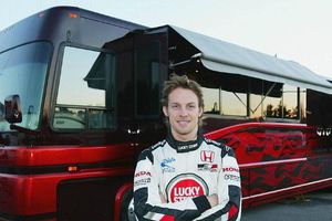 Rentan ex-camión de Jenson Button como hotel de lujo