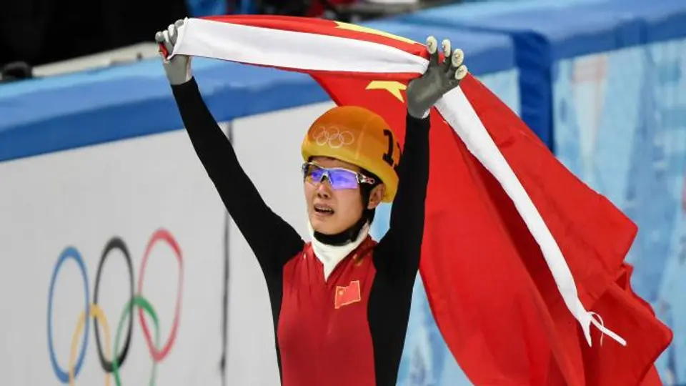 China conquista el Oro en patinaje en pista corta