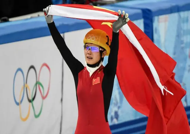 China conquista el Oro en patinaje en pista corta